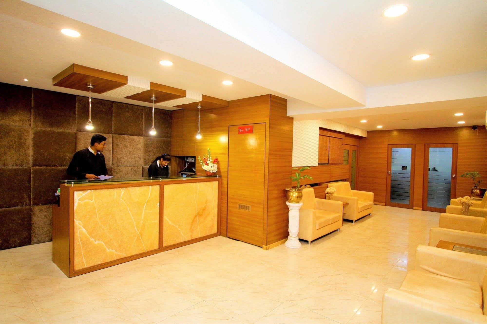 Hotel Crestwood Calcutá Exterior foto